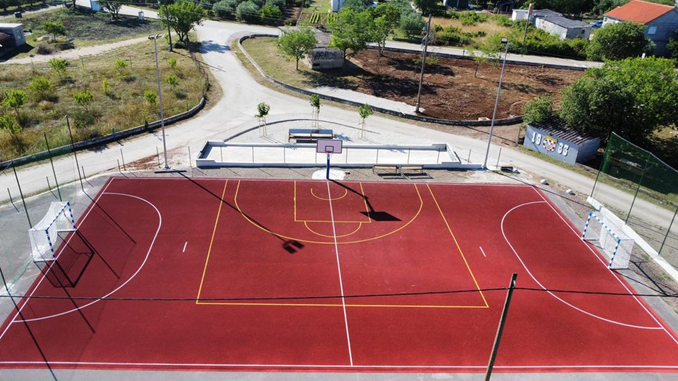 ZAVRŠENI SU RADOVI NA POSTAVLJANJU PODLOGE I OPREMANJU SPORTSKOG IGRALIŠTA U PRKOSU